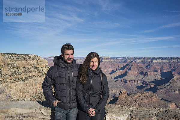 Kaukasisches Paar steht über dem Grand Canyon  Arizona  Vereinigte Staaten