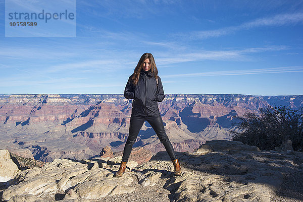 Kaukasische Frau steht über dem Grand Canyon  Arizona  Vereinigte Staaten