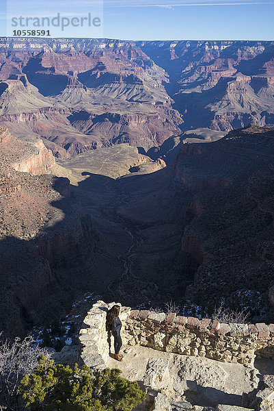 Kaukasische Frau bewundert den Grand Canyon  Arizona  Vereinigte Staaten