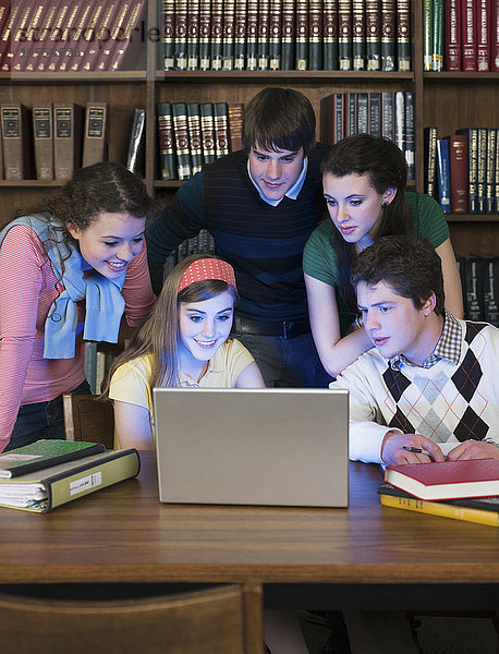 Studenten benutzen Laptop in der Bibliothek