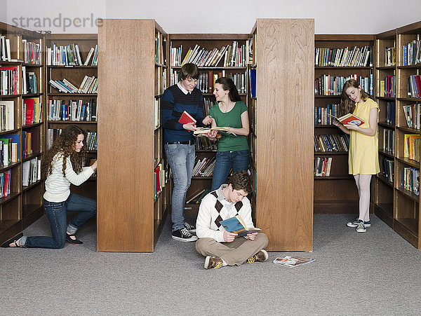 Studenten lesen Bücher in der Bibliothek
