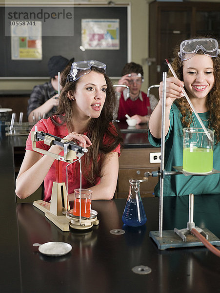 Schüler bei der Durchführung eines Experiments im naturwissenschaftlichen Klassenzimmer