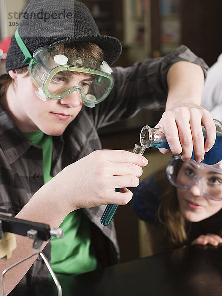 Schüler bei der Durchführung eines Experiments im naturwissenschaftlichen Klassenzimmer