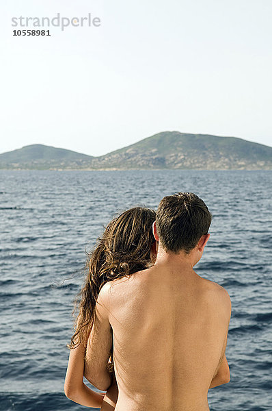 Rückansicht eines Paares mit Blick auf das Meer