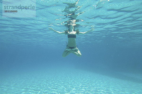 Unterwasseransicht einer im Meer schwimmenden Frau