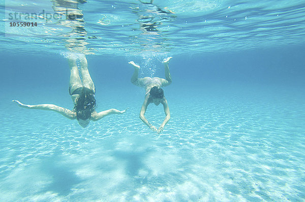 Unterwasseransicht von Frauen beim Schwimmen im Meer