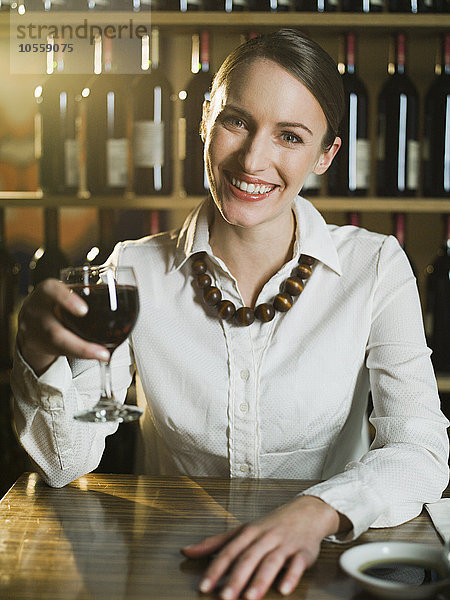 Kaukasische Frau trinkt Wein im Restaurant