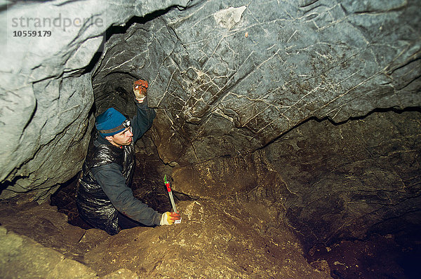 Kaukasischer Bergsteiger erkundet Felshöhle