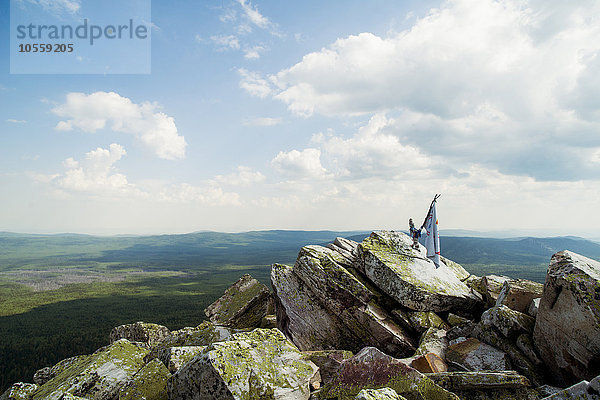 Banner auf felsiger Bergkuppe in abgelegener Landschaft