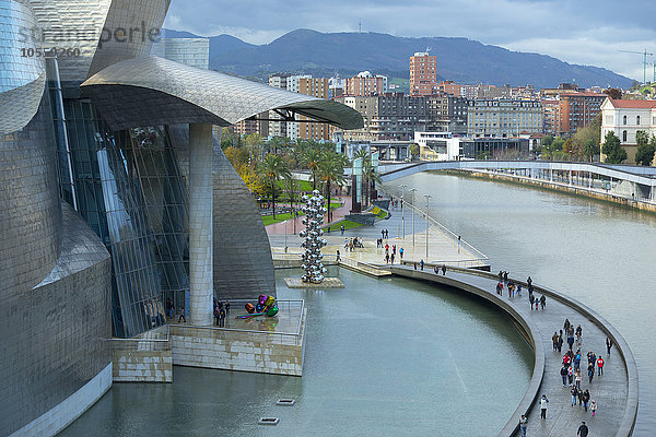 Luftaufnahme von Touristen auf einem Gehweg über einem städtischen Kanal  Bilbao  Biskaya  Spanien
