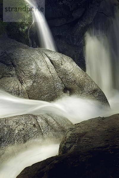 Zeitrafferansicht eines Wasserfalls über einer Felsklippe