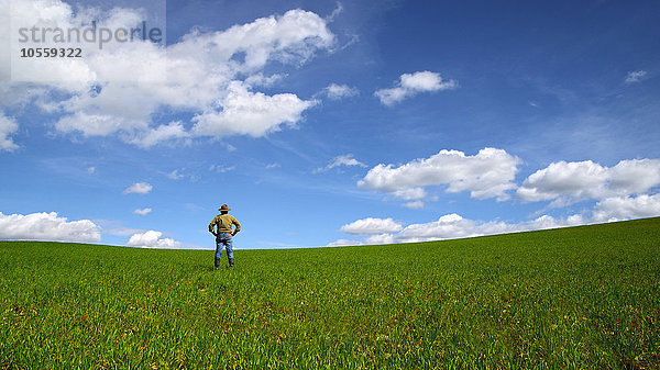 Kaukasischer Mann steht in einem ländlichen Feld