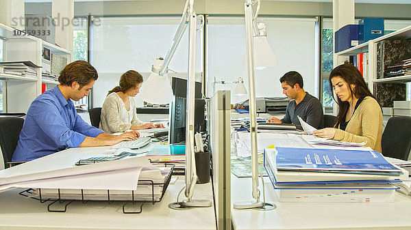 Geschäftsleute arbeiten am Schreibtisch im Büro