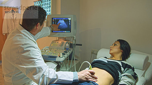 Arzt verwendet Ultraschall bei schwangerer Frau