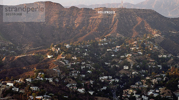 Luftaufnahme des Hollywood-Schilds über dem Stadtbild von Los Angeles  Kalifornien  Vereinigte Staaten