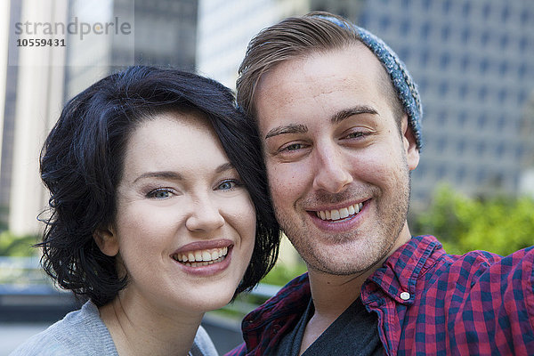 Lächelndes kaukasisches Paar im Freien