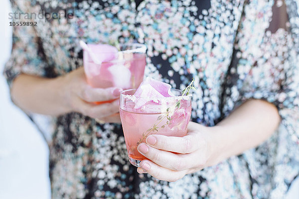 Kaukasische Frau trägt Cocktails