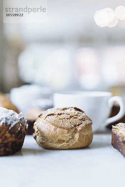 Nahaufnahme einer Vielzahl von Backwaren und Kaffee