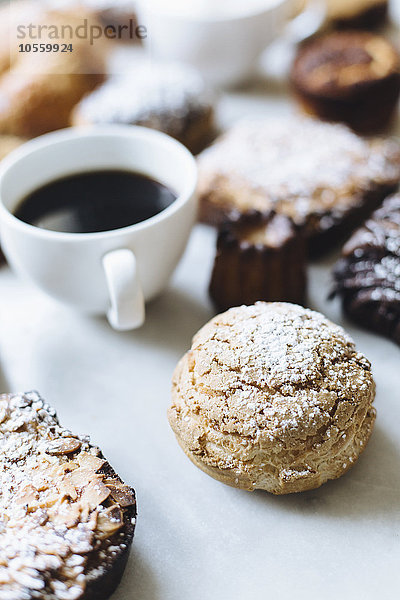 Nahaufnahme einer Auswahl an Gebäck und Kaffee