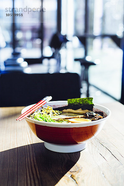 Schale mit Ramen auf dem Tisch im Restaurant