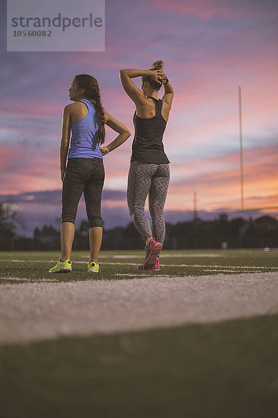 Athleten ruhen sich auf dem Sportplatz aus