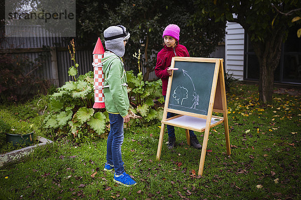 Gemischtrassige Kinder planen Jetpack-Rakete