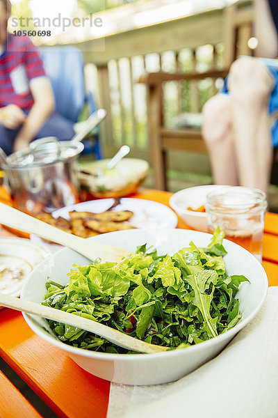 Nahaufnahme einer Schüssel mit Salat auf dem Mittagstisch