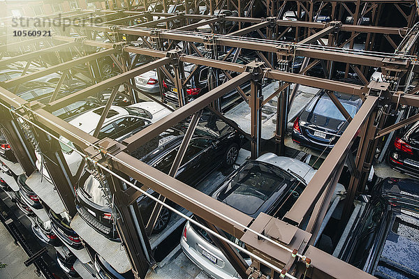 Blick von oben auf die in einer Hochgarage geparkten Autos
