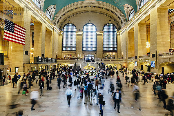 Unscharfe Ansicht von Menschen im Bahnhof  New York  New York  Vereinigte Staaten