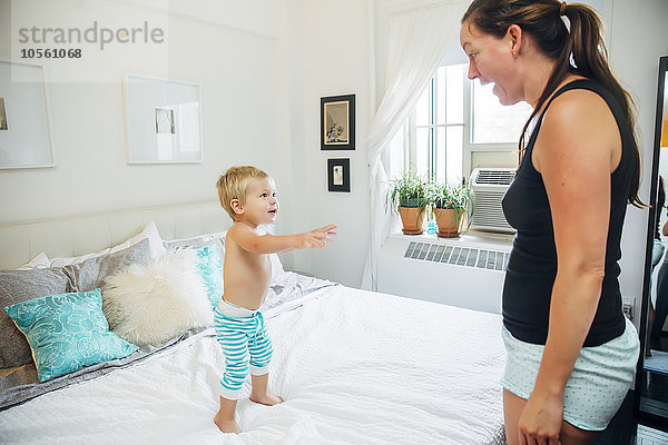 Mutter und Sohn unterhalten sich im Schlafzimmer