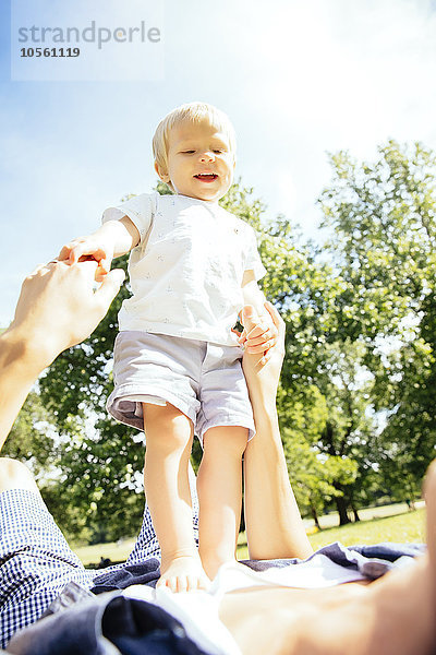 Vater und Sohn spielen im Gras im Park