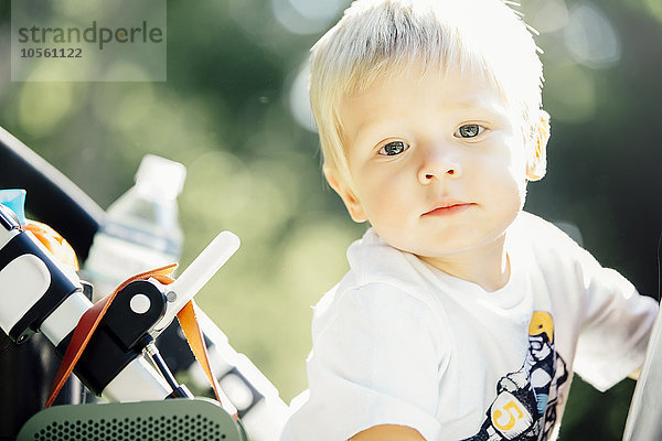 Nahaufnahme eines gemischtrassigen Jungen  der im Kinderwagen sitzt