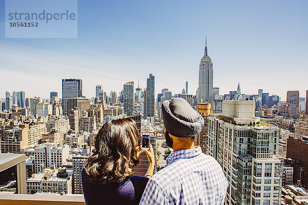 Indisches Paar fotografiert mit dem Handy die Stadt New York  New York  Vereinigte Staaten