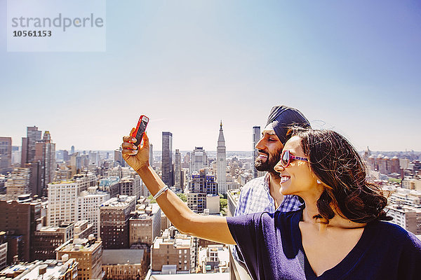 Indisches Paar macht Selfie über New Yorker Stadtlandschaft  New York  Vereinigte Staaten