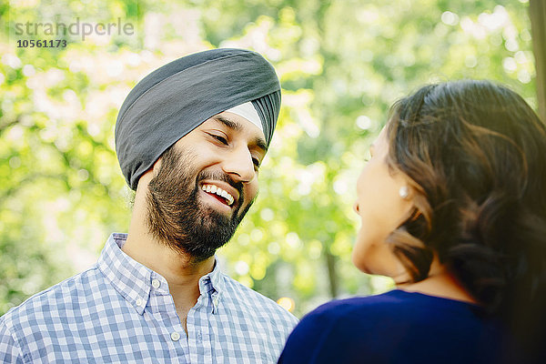 Indisches Paar im Gespräch im Stadtpark