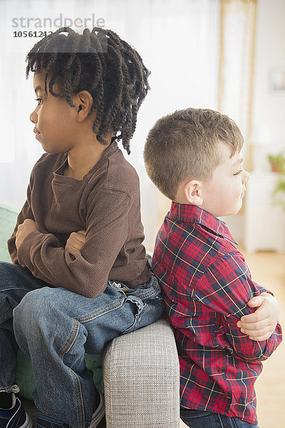 Streitende Jungen auf dem Wohnzimmersofa