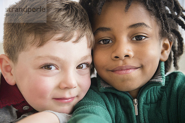 Nahaufnahme eines lächelnden Jungen  der ein Selfie macht