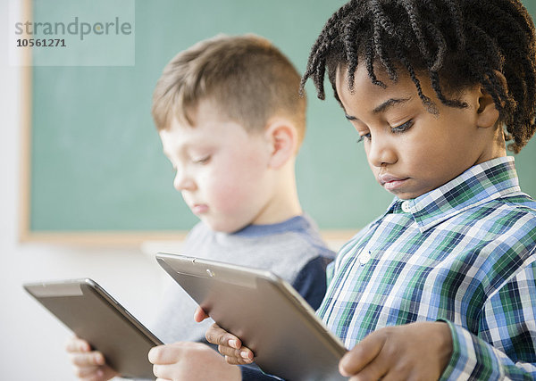 Schüler verwenden digitales Tablet im Klassenzimmer