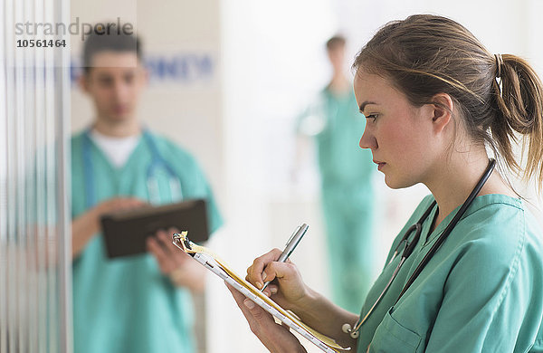 Arzt schreibt Notizen in der Notaufnahme eines Krankenhauses