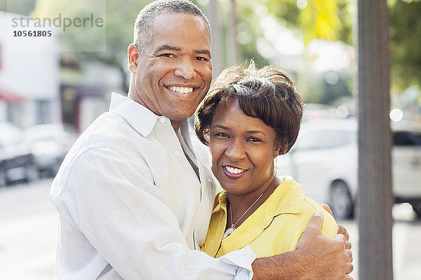 Afroamerikanisches Paar  das sich in der Stadt umarmt