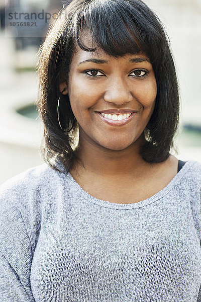 Lächelndes afroamerikanisches Teenager-Mädchen im Freien