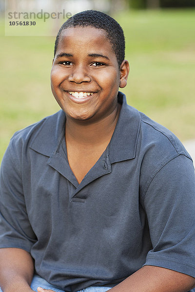 Afroamerikanischer Junge lächelt im Freien