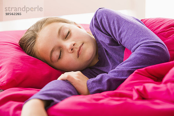 Kaukasisches Mädchen schläft im Bett