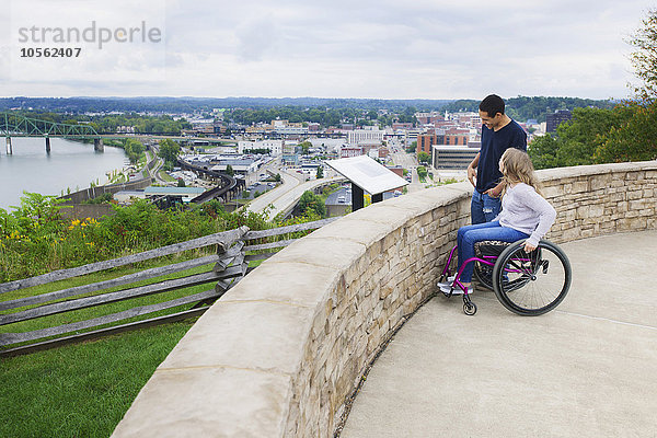 Paar bewundert Blick auf Columbus Stadtbild  Ohio  Vereinigte Staaten