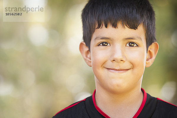Nahaufnahme eines lächelnden hispanischen Jungen
