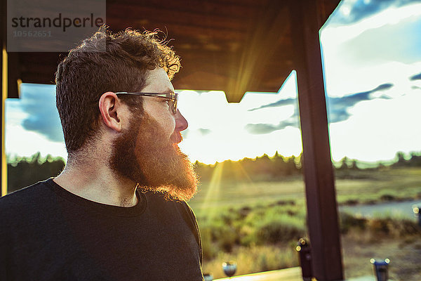 Kaukasischer Mann bewundert die Aussicht auf eine abgelegene Landschaft