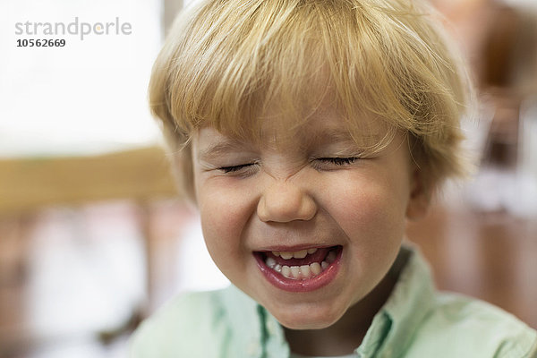 Nahaufnahme eines lachenden kaukasischen Jungen