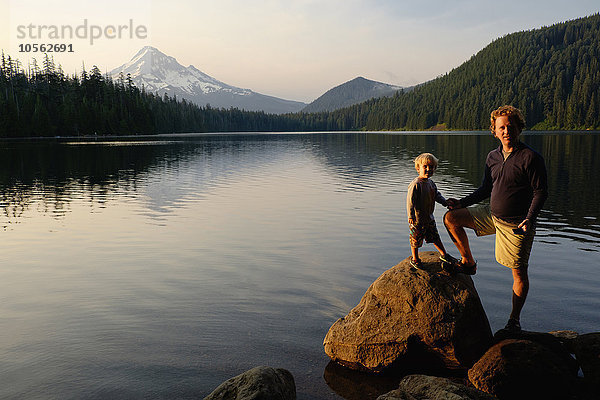 Kaukasischer Vater und Sohn stehen am Lost Lake  Hood River  Oregon  Vereinigte Staaten