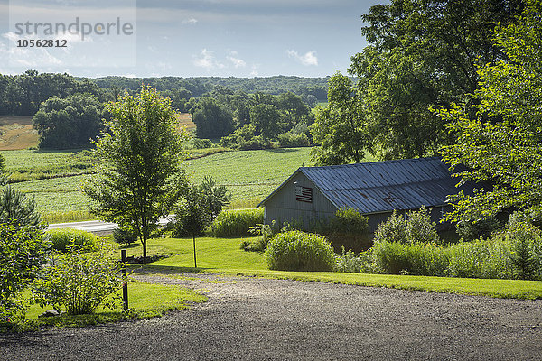 Scheunengebäude auf einem Bauernhof in ländlicher Landschaft