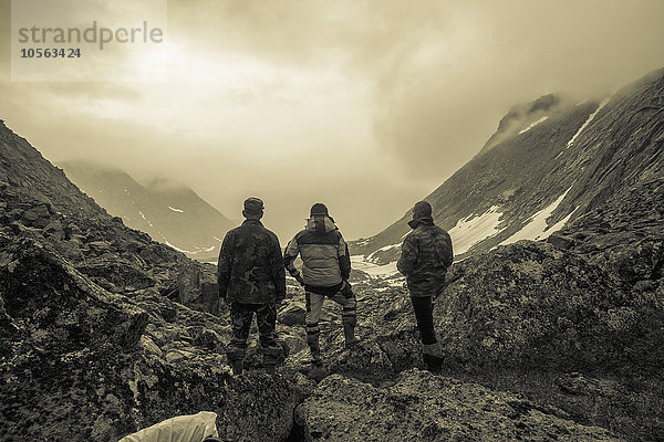 Wanderer bewundern das Bergtal